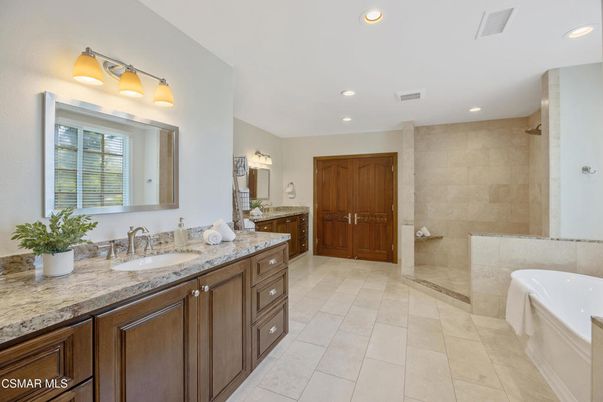 Bathroom, Dual Sink Vanities, Interior, Recessed Lighting