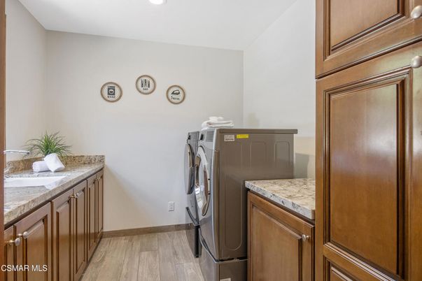 Interior, Recessed Lighting, Washer, Wood Texture Flooring