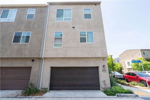 Attached, Exterior, Facade, Rowhouse