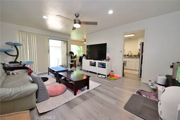 Fitness Equipment, Interior, Living room, Recessed Lighting, Wood Texture Flooring
