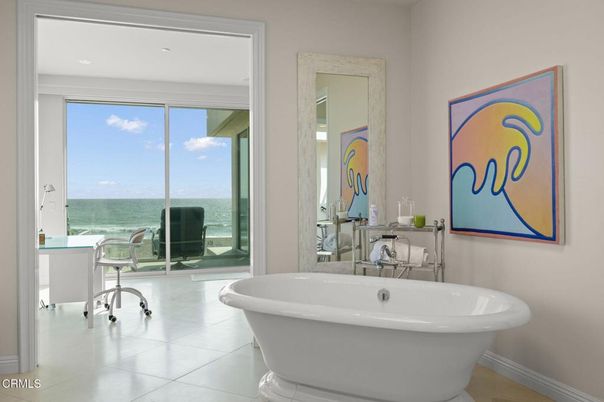 Bathroom, Free Standing Baths, Interior, Recessed Lighting, Water