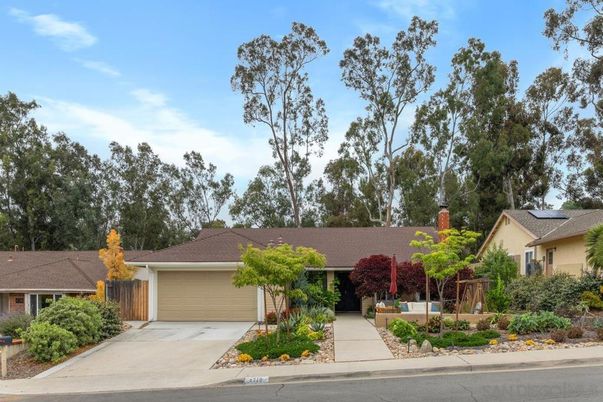 Attached, Exterior, Facade, Ranch