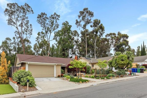 Attached, Exterior, Facade, Ranch
