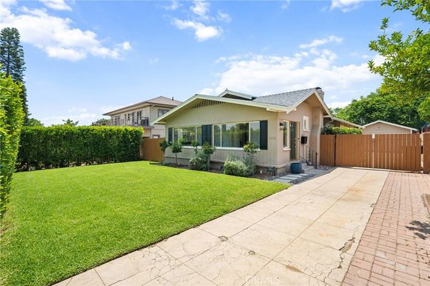 Backyard, Exterior, Facade, Ranch
