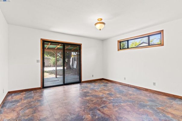 Empty room, Interior