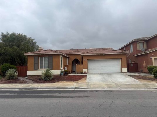 Attached, Exterior, Facade, Mediterranean