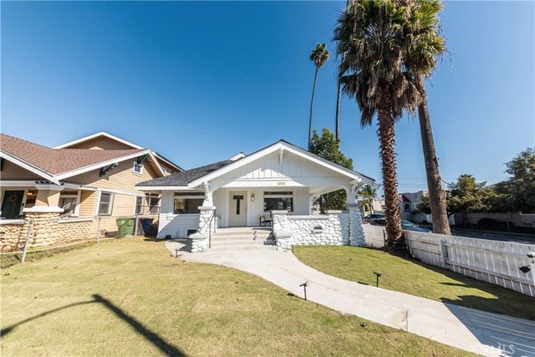 Backyard, Exterior, Facade, Ranch