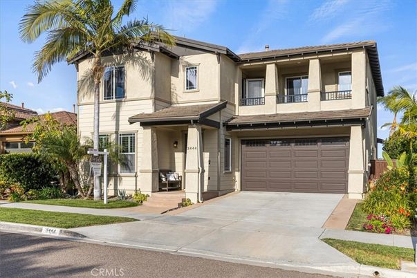 Attached, Exterior, Facade, Mediterranean