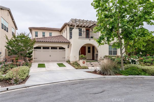 Attached, Exterior, Facade, Mediterranean