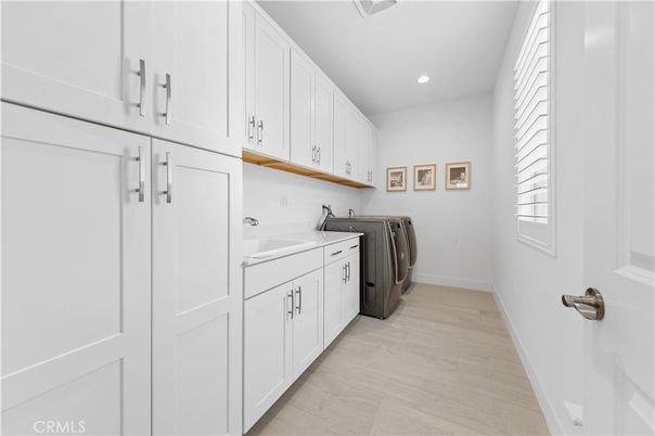 Interior, Recessed Lighting, Washer, Wood Texture Flooring