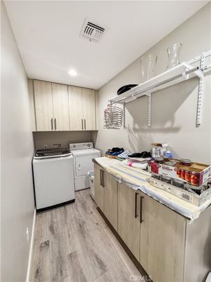 Interior, Recessed Lighting, Washer, Wood Texture Flooring
