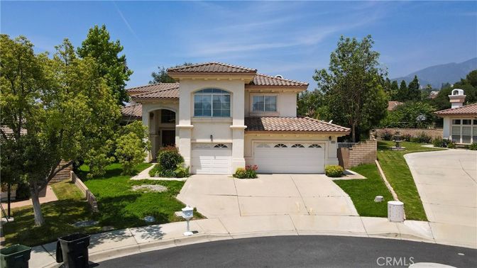 Attached, Exterior, Facade, Mediterranean