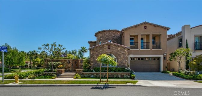 Attached, Exterior, Facade, Mediterranean
