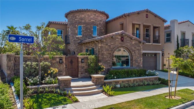 Attached, Exterior, Facade, Mediterranean