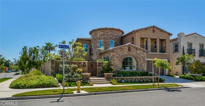 Exterior, Facade, Mediterranean