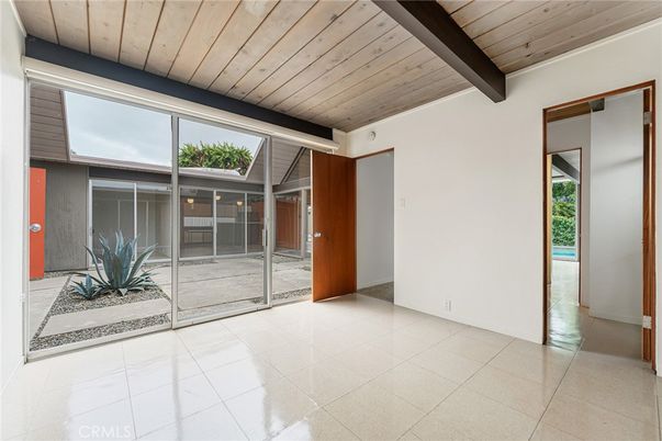 Empty room, Interior, Wooden Beams, Wooden Ceilings