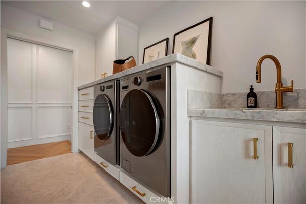 Interior, Recessed Lighting, Washer, Wood Texture Flooring