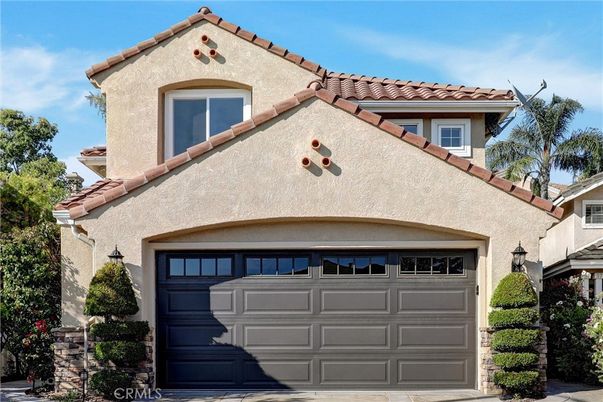 Attached, Exterior, Facade, Mediterranean