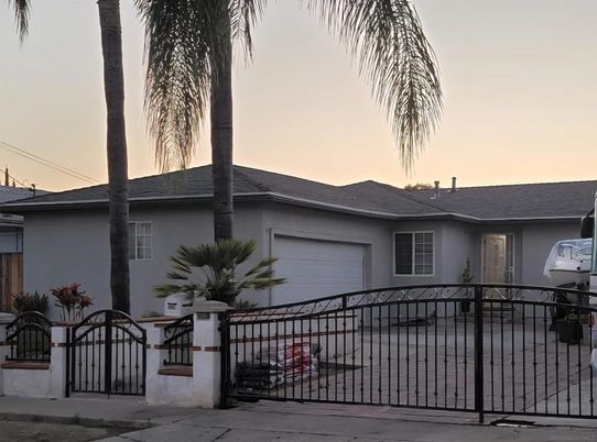 Attached, Exterior, Facade, Ranch