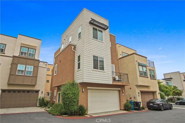 Attached, Exterior, Facade, Rowhouse