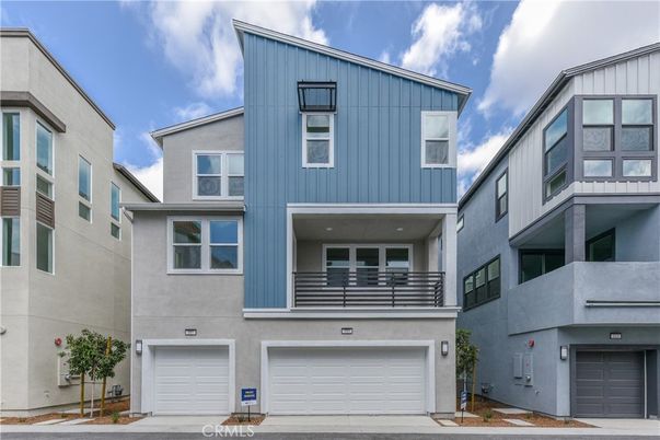 Attached, Exterior, Facade, Rowhouse