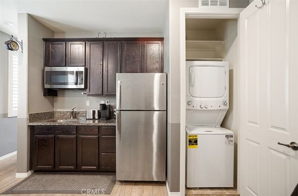Interior, Kitchen, Utility Closets, Washer, Wood Texture Flooring