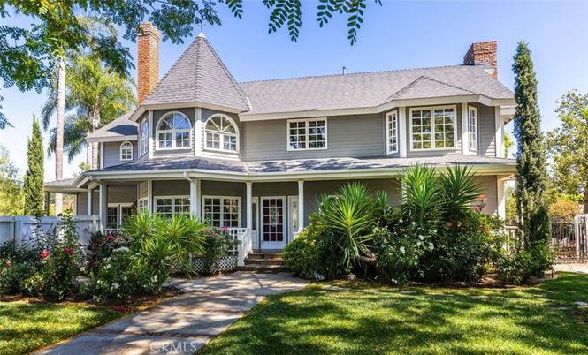 Exterior, Facade, Queen Anne Victorian
