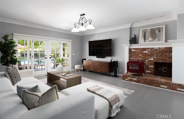 Chandelier, Fireplace, Interior, Living room, Recessed Lighting