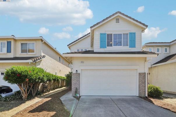 Attached, Exterior, Facade, American Craftsman
