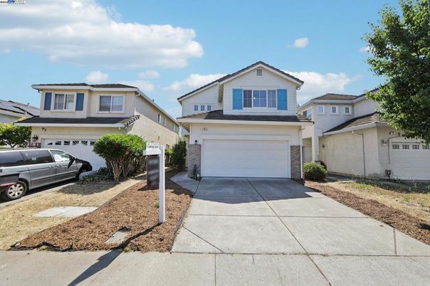 Attached, Exterior, Facade, American Craftsman