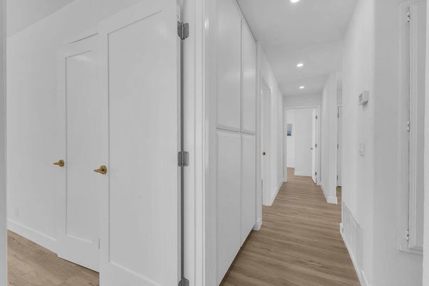 Interior, Recessed Lighting, Wood Texture Flooring