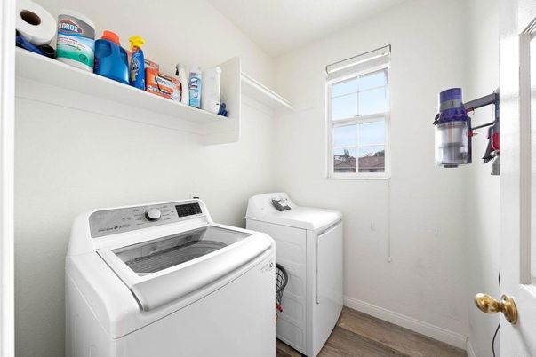 Interior, Washer, Wood Texture Flooring