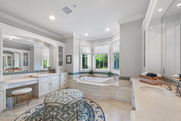 Bathroom, Dual Sink Vanities, Interior, Recessed Lighting
