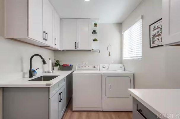 Interior, Recessed Lighting, Washer, Wood Texture Flooring
