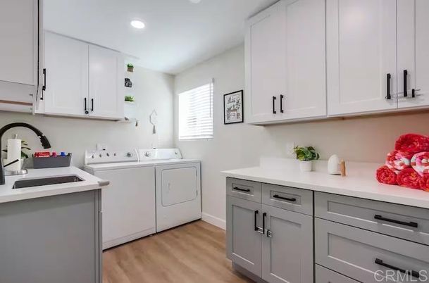 Interior, Recessed Lighting, Washer, Wood Texture Flooring