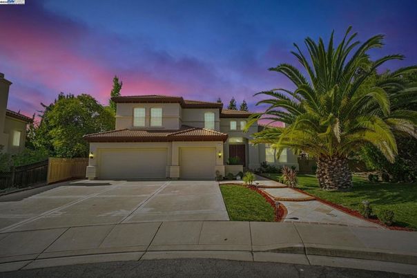 Attached, Exterior, Facade, Mediterranean
