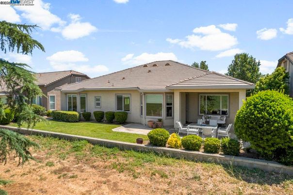 Backyard, Exterior, Facade, Ranch