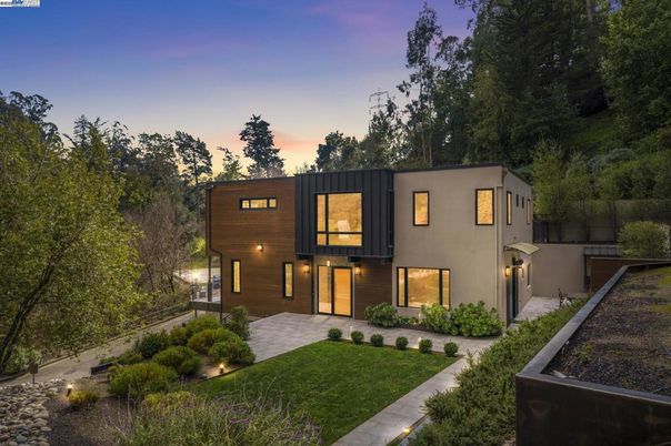 Backyard, Exterior, Facade, Modern
