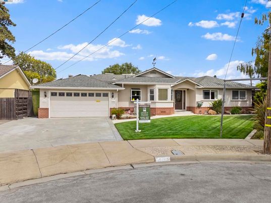 Attached, Exterior, Facade, Ranch