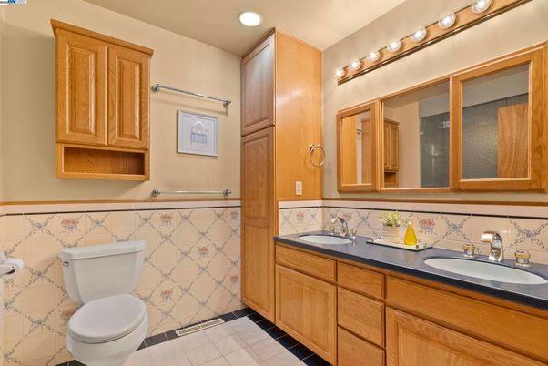 Bathroom, Dual Sink Vanities, Interior, Recessed Lighting