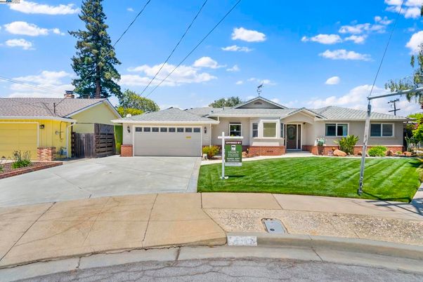 Attached, Exterior, Facade, Ranch