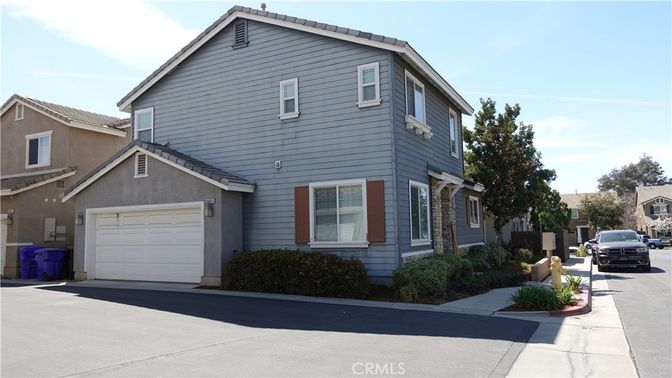 Exterior, Facade, Raised Ranch