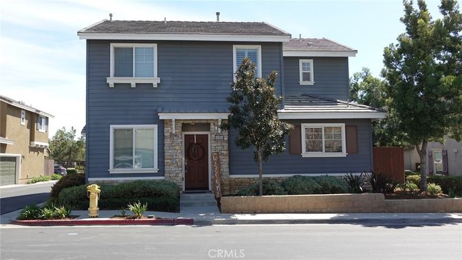 Exterior, Facade, Raised Ranch