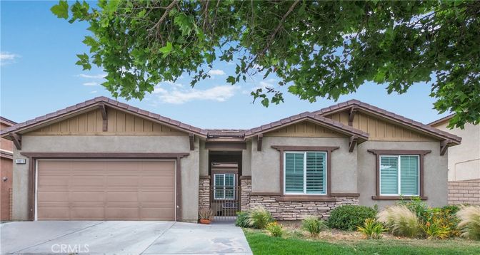 Attached, Exterior, Facade, American Craftsman