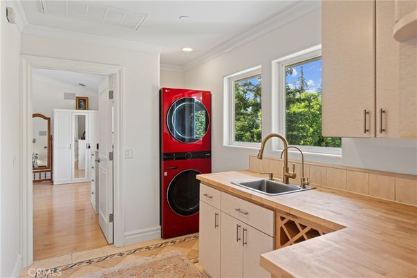 Interior, Recessed Lighting, Washer, Wood Texture Flooring