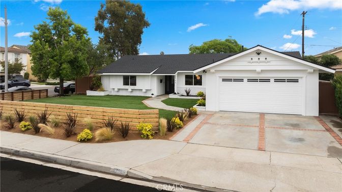 Attached, Exterior, Facade, Ranch