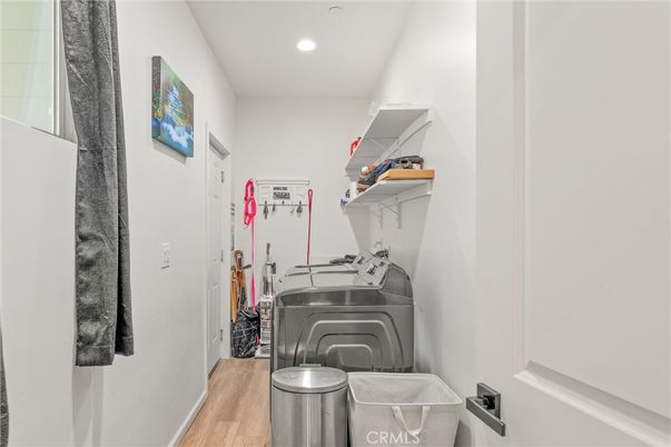 Interior, Recessed Lighting, Washer, Wood Texture Flooring