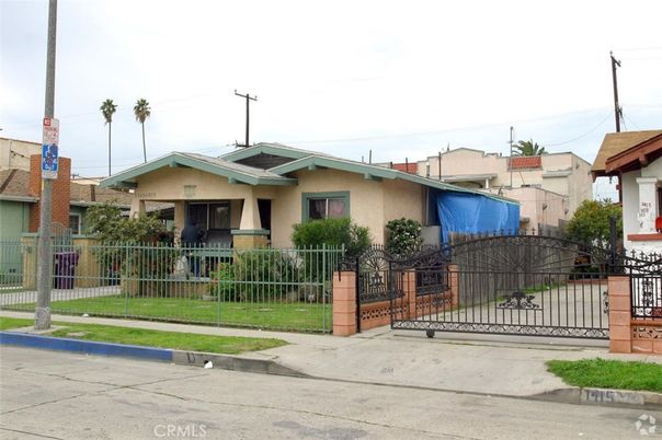 Backyard, Exterior, Facade, Ranch
