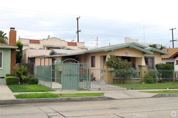 Exterior, Facade, Ranch