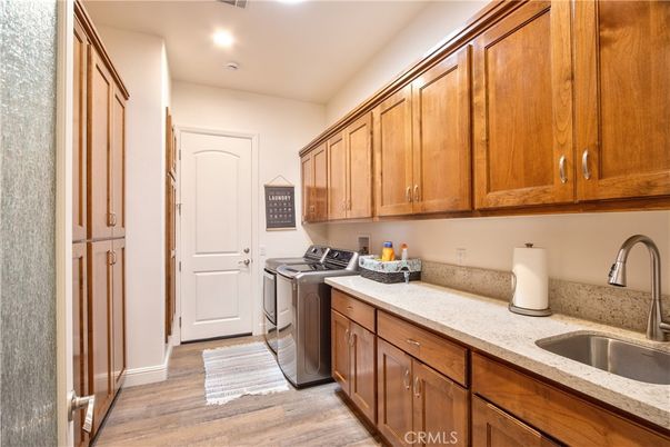 Interior, Recessed Lighting, Washer, Wood Texture Flooring